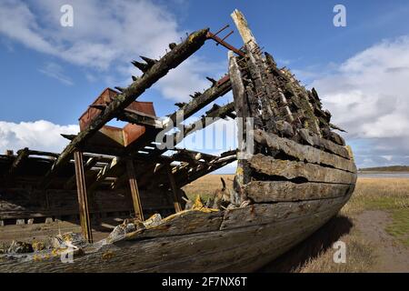 Schiffswrack auf dem Wattenmeer des Flusses Wyre, Fleetwood. Eine Erinnerung an die boomende Fischereiindustrie in den Städten, die langsam vom Schlamm zurückgewonnen wird. Stockfoto