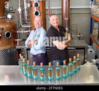 James Shelbourne (links) und Ian McCulloch in der Silent Pool Destillerie Surrey Vereinigtes Königreich Großbritannien Stockfoto