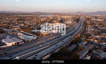 Sonnenuntergangs-Luftaufnahme des Freeway 101 und eines Wohngebiets von Oxnard, Kalifornien, USA. Stockfoto