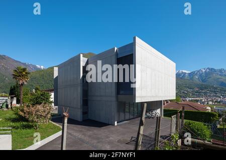 Moderne Villa umgeben von Grün. Niemand drinnen Stockfoto