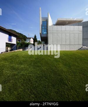 Moderne Villa umgeben von Grün. Niemand drinnen. Davide Macullo Architekt Stockfoto