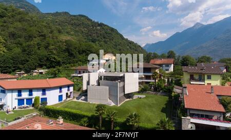 Moderne Villa in der kleinen Stadt der Schweiz kontextualisieren Stockfoto