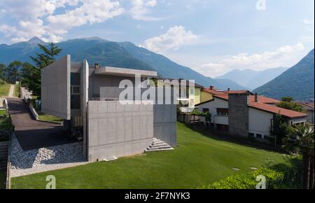 Moderne Villa in der kleinen Stadt der Schweiz kontextualisieren Stockfoto