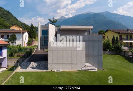 Moderne Villa in der kleinen Stadt der Schweiz kontextualisieren Stockfoto