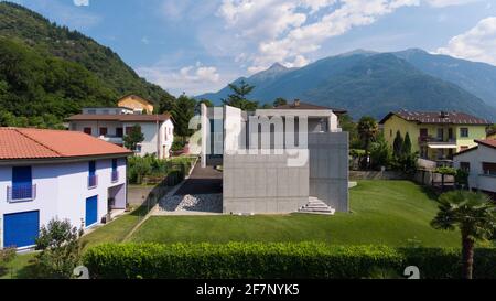 Moderne Villa in der kleinen Stadt der Schweiz kontextualisieren Stockfoto