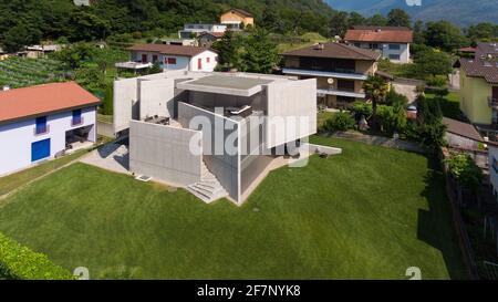 Moderne Villa in der kleinen Stadt der Schweiz kontextualisieren Stockfoto