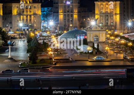 Lange Nachtaufnahme des Maidan-Platzes in Kiew während der abendlichen Hauptverkehrszeit Stockfoto