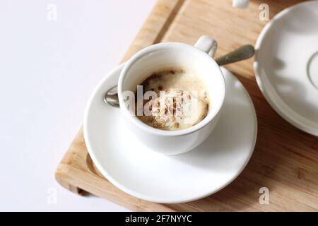 Hausgemachter Kaffee Dessertgetränk. Tasse Espresso mit Vanilleeis. Stockfoto