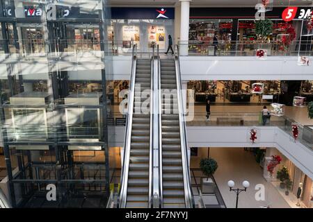 Grodno, Weißrussland - 07. April 2021: Blick auf die Rolltreppe im modernen Einkaufszentrum TRINITI Stockfoto