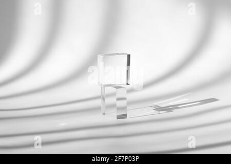 Minimaler kosmetischer Hintergrund. Standdisplay Glaswürfel, Blockplattform, transparenter geometrischer Ständer für Kosmetik Stockfoto
