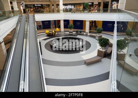 Grodno, Weißrussland - 07. April 2021: Blick auf die Travolatoren im modernen Einkaufszentrum TRINITI. Eine stufenlose Rolltreppe erleichtert die Bewegung von Menschen f Stockfoto