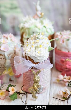 Osterkomposition mit orthodoxen süßen Broten oder kulich verziert mit weißer Zuckerguss und Mastixblüten, heller Hintergrund. Traditionelle orthodoxe Ca Stockfoto