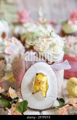 Osterkomposition mit orthodoxen süßen Broten oder kulich verziert mit weißer Zuckerguss und Mastixblüten, heller Hintergrund. Traditionelle orthodoxe Ca Stockfoto