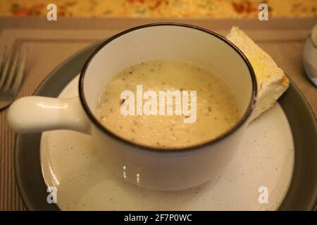 Schüssel Trüffelsuppe aus nächster Nähe Stockfoto