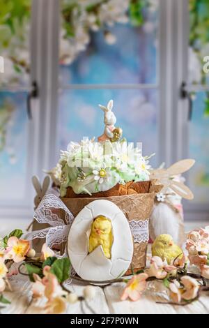 Osterkomposition mit orthodoxen süßen Broten oder kulich verziert mit weißer Zuckerguss und Mastixblüten, heller Hintergrund. Traditionelle orthodoxe Ca Stockfoto