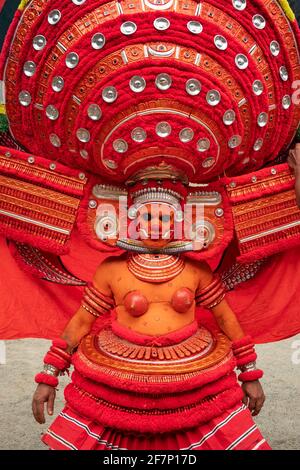 Payyanur, Indien - 3. Dezember 2019: Porträt einer nicht identifizierten Theyyam-Tänzerin während des Tempelfestivals in Payyanur, Kerala, Indien. Theyyam ist ein beliebter Stockfoto