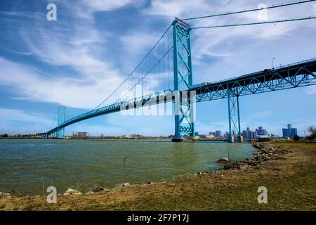 Zeitgenössische Ambassador Bridge über den Fluss, die die Städte Detroit und Windsor verbindet USA und Kanada gegen wolkigen blauen Himmel Stockfoto