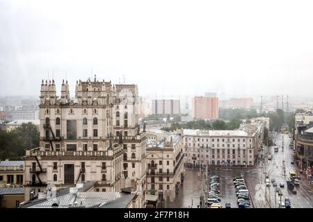 WEISSRUSSLAND, MINSK - 01. JULI 2018: Türme mit der Uhr auf dem Bahnhofsplatz im Nebel Stockfoto