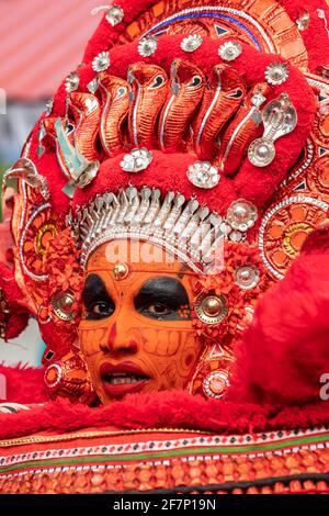 Payyanur, Indien - 5. Dezember 2019: Porträt einer unbekannten Theyyam-Tänzerin während des Tempelfestivals in Payyanur, Kerala, Indien. Theyyam ist ein beliebtes Stockfoto