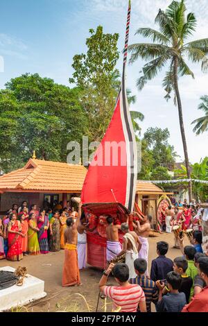 Payyanur, Indien - 5. Dezember 2019: Theyyam Künstler auftreten während Tempelfest in Payyanur, Kerala, Indien. Theyyam ist eine beliebte rituelle Form von Wors Stockfoto