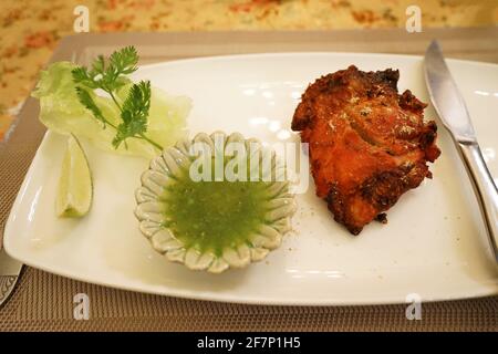 Nahaufnahme Huhn Tikka Masala, Stücke gerösteten marinierten Hähnchens in einer gewürzten Sauce Stockfoto