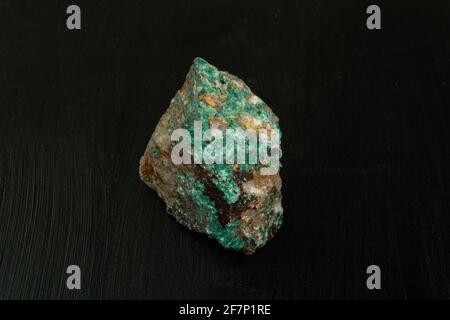 Malachit aus Marokko oder der Republik Kongo. Natürlicher Mineralstein auf schwarzem Hintergrund. Mineralogie, Geologie, Magie der Steine, Halbedelstein Stockfoto