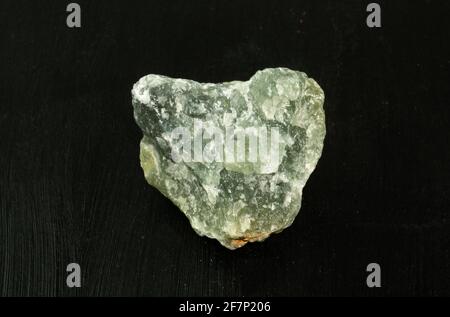 Prehnit grüner natürlicher Mineralstein aus der Republik Südafrika RSA auf schwarzem Hintergrund. Mineralogie, Geologie, Magie der Steine, Halbedelstein Stockfoto