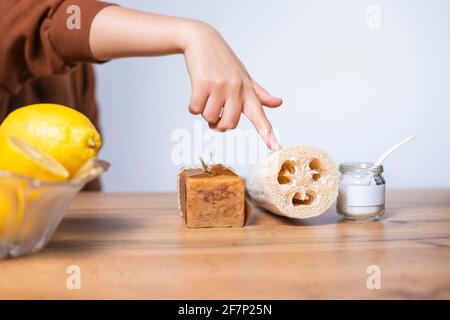 Ökologische natürliche Reinigungswerkzeuge und -Produkte, Zero Waste Reinigungskonzept. Kunststoff-freies Waschmittelkonzept Stockfoto