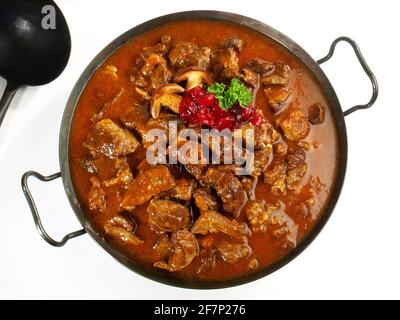 Wild Game Fleisch Ragout in einer Pfanne mit Cranberries isoliert Auf weißem Hintergrund Stockfoto