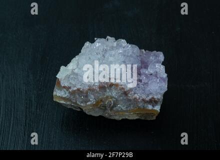 Amethyst-violette Quarzsorte aus Brasilien. Natürlicher Mineralstein auf schwarzem Hintergrund. Mineralogie, Geologie, Magie der Steine, Halbedelsteine Stockfoto
