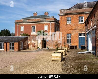 Kelmarsh Hall, ein Herrenhaus aus dem 18. Jahrhundert des Architekten James Gibbs; Northamptonshire, Großbritannien; vom Stallhof aus gesehen Stockfoto