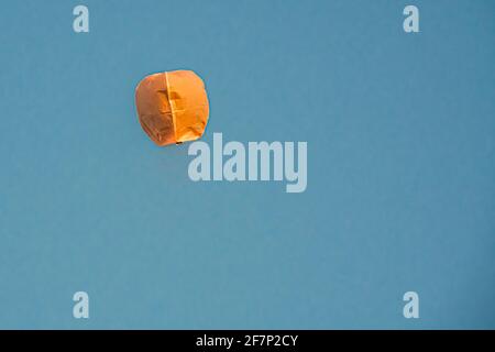 Weißer Papierballon vor blauem Himmel Hintergrund Stockfoto