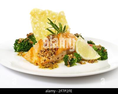 Gegrilltes Lachssteak mit Broccoli, Kartoffelpüree, Käsekracker isoliert auf weißem Hintergrund Stockfoto