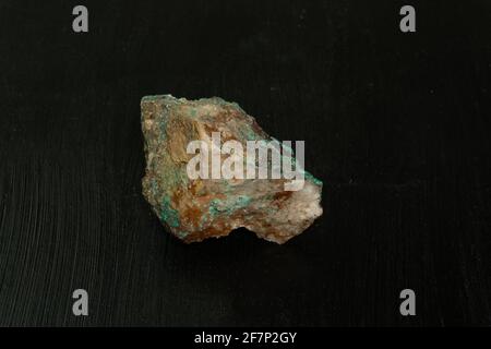 Malachit aus Marokko oder der Republik Kongo. Natürlicher Mineralstein auf schwarzem Hintergrund. Mineralogie, Geologie, Magie der Steine, Halbedelstein Stockfoto