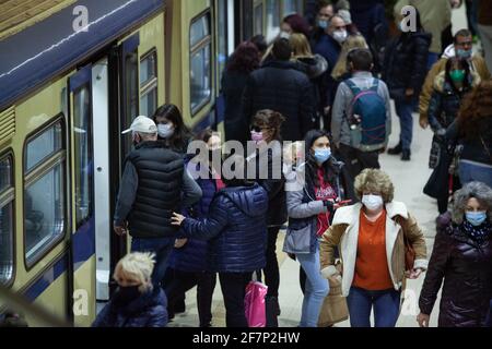 Sofia, Bulgarien - Mär 29 2021: Menschen, die in Schutzmasken in den U-Bahnhof Serdika einsteigen Stockfoto