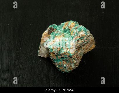 Malachit aus Marokko oder der Republik Kongo. Natürlicher Mineralstein auf schwarzem Hintergrund. Mineralogie, Geologie, Magie der Steine, Halbedelstein Stockfoto