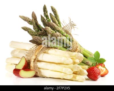 Spargel Bundles mit Erdbeeren und Rhabarber auf weißem Hintergrund Stockfoto