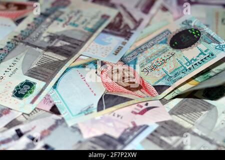 Saudi-Arabien riyals Banknoten und ägyptische Geldscheine Hintergrund, 100 LE, 50 LE, 20 Saudi riyals und 100 Saudi riyals, saudisches und ägyptisches Geld Stockfoto