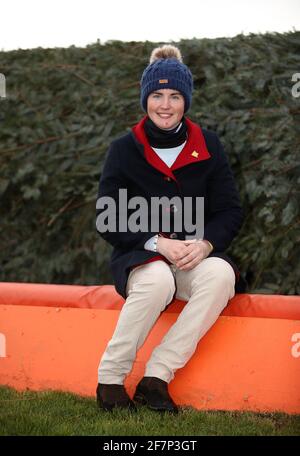 Jockey Tabitha Worsley posiert für ein Foto auf dem Stuhl auf der Aintree Rennbahn. Worsley wird morgen (Samstag, 10. April) zum ersten Mal im Randox Grand National reiten, als sie mit dem Unterleutnant zusammenarbeitet, einem Pferd, das von ihrer Mutter Georgie Howell geführt und trainiert wird. Ausgabedatum: Freitag, 9. April 2021. Stockfoto