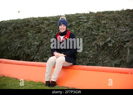 Jockey Tabitha Worsley posiert für ein Foto auf dem Stuhl auf der Aintree Rennbahn. Worsley wird morgen (Samstag, 10. April) zum ersten Mal im Randox Grand National reiten, als sie mit dem Unterleutnant zusammenarbeitet, einem Pferd, das von ihrer Mutter Georgie Howell geführt und trainiert wird. Ausgabedatum: Freitag, 9. April 2021. Stockfoto