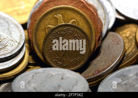 Eine Millieme-Münze 1960 (Seite der Münze beachten), altes ägyptisches Geld von 1 Millieme-Münze die Währung der vereinigten arabischen republik Ägypten und Syrien Stockfoto