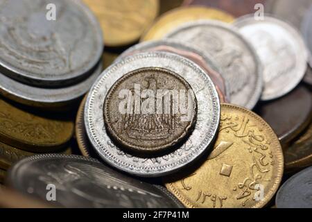 Eine Millieme-Münze 1960 (Rückseite der Münze), altes ägyptisches Geld von 1 Millieme-Münze die Währung der vereinigten arabischen republik Ägypten und Syrien Stockfoto