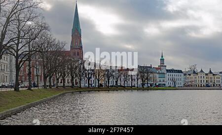 Schwerin, Mecklenburg-Vorpommern, Deutschland - 18. Januar 2020: Panorama von Schwerin, der Hauptstadt des Landes Mecklenburg-Vorpommern, mit dem PF Stockfoto