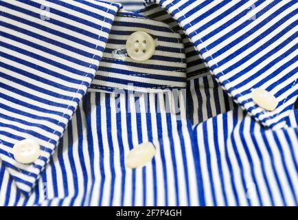 Ein blau gestreiftes Hemd mit Button-Down-Kragen. Formelle Kleidung für Veranstaltungen, Arbeit und Geschäftstreffen Stockfoto