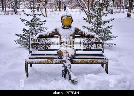 Almaty, Kasachstan - 25. Februar 2021: Denkmal zum Gedenken an Juri Gagarin, den ersten Mann, der 1961 im Weltraum gewesen war, auf der Straße des Stockfoto