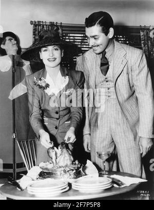 CLARK GABLE und CAROLE LOMBARD feiern ihren ersten Hochzeitstag Am 29. März 1940 in den MGM Studios während einer Pause Bei den Dreharbeiten von BOOM TOWN 1940 Regisseur JACK CONWAY Publicity Für Metro Goldwyn Mayer Stockfoto