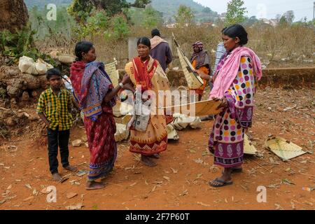 Laxmipur, Indien - 2021. Februar: Adivasi-Frauen vom Stamm Kondh kaufen am 20. Februar 2021 auf dem Laxmipur-Markt in Odisha, Indien, Rohrkörbe. Stockfoto