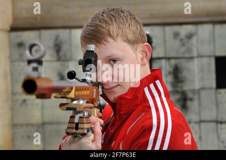 Shooter James Huckle 19 mit seinem .22 Gewehr. 9/2/10. BILD DAVID ASHDOWN Stockfoto