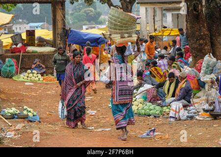 Laxmipur, Indien - Februar 2021: Menschen kaufen und verkaufen am Wochenmarkt in Laxmipur am 20. Februar 2021 in Odisha, Indien. Stockfoto