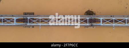 Luftaufnahme der Eisenbahnbrücke über dem FLUSSBANNER, LANGFORMAT Stockfoto